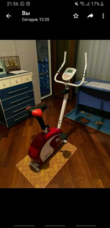 Elliptik trenajorlar: Qırmızı və ağ rənglərdə olan velotrenajor. Evdə idmanla məşğul olmaq