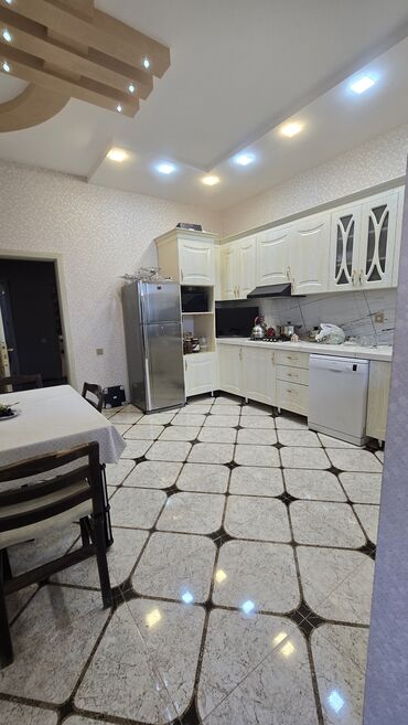 Uzunmüddətli kirayə mənzillər: Mebel və tam təchizatlı mənzil interyeri - Geniş yataq otağı: iki — 12