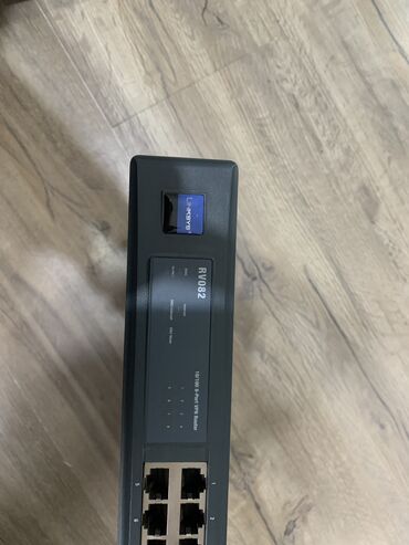 ноутбуки бу: Продаю CISCO LINKSYS RV082 8 port +VPN