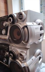 Musiqi mərkəzləri: 3800 w Güclü səs sistemi 2 Basoviki 2 Səs Kalonkaları var — 4