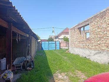 бир: Недостроенный одноэтажный дом из кирпича на участке с забором и — 2