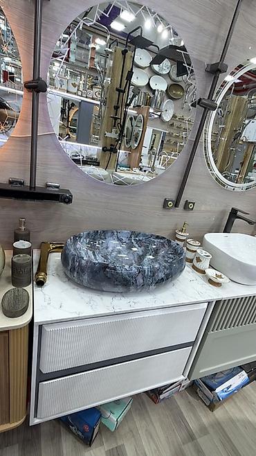 hamam dizaynlari: Hamam otağı üçün modern lavyabo-tumba və güzgü komplektləri — 2