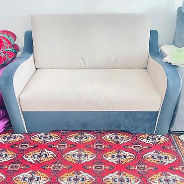 bed: Компактный диван-кровать с мягкой обивкой бежевого и синего цветов — 2