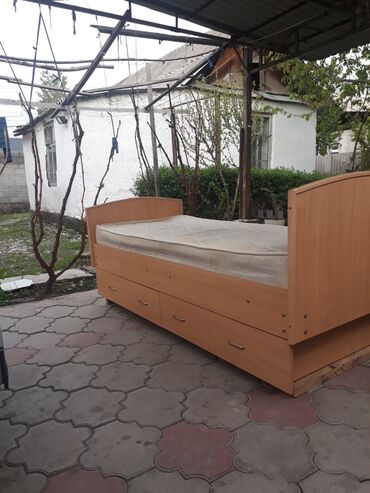Кровати: Односпальная кровать с матрасом в очень хорошем состоянии, цена
