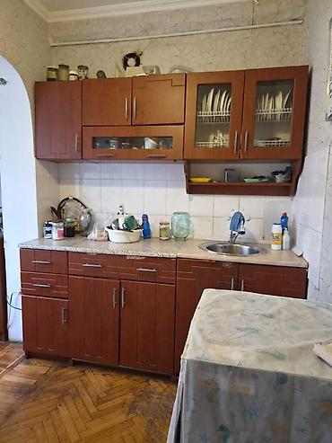 berdede ev satilir: Bakı, 8-ci mikrorayon, 4 otaqlı, Köhnə tikili, m. Azadlıq Prospekti, 115 kv. m — 5