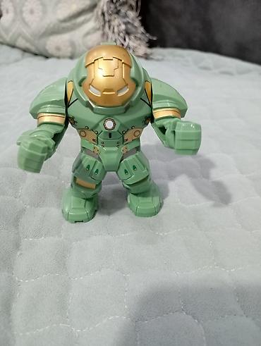 Игровая фигурка супергероя LEGO в массивной броне (стилизованный