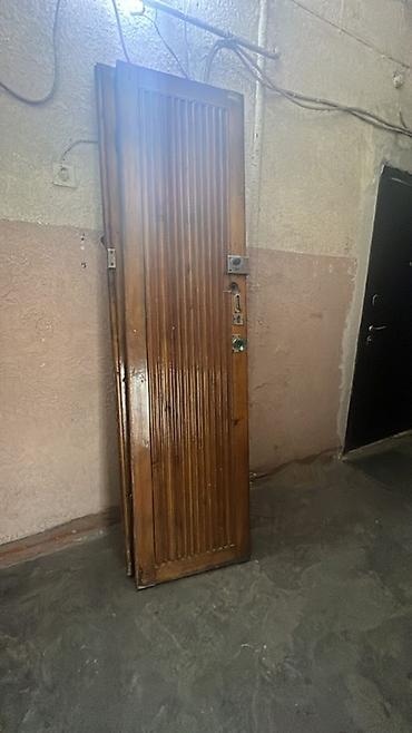 Деревянная входная/межкомнатная дверь из массива с продольными at lalafo.kg Деревянная входная/межкомнатная дверь из массива с продольными