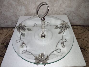 стекло для стола: Элегантное круглое сервировочное блюдо с металлической ручкой для