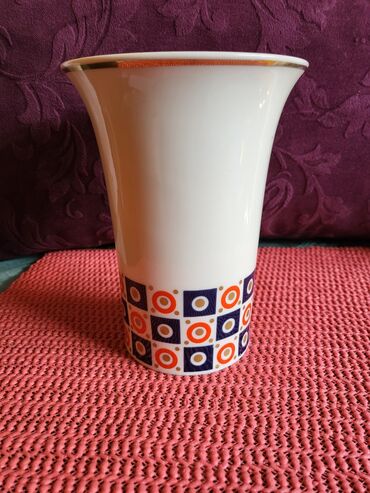 Stare vaze i dekor: Vaza nova porcelanska 70te. Visina. 15cm. Stopa. 7cm — 5
