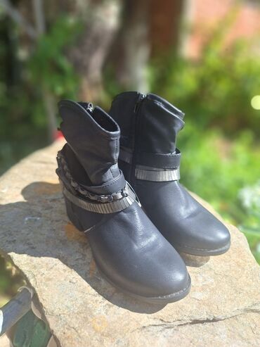 Gležnjače: Ženske kratke čizme – više modela Muške cipele. cena od 30 do 60 — 17