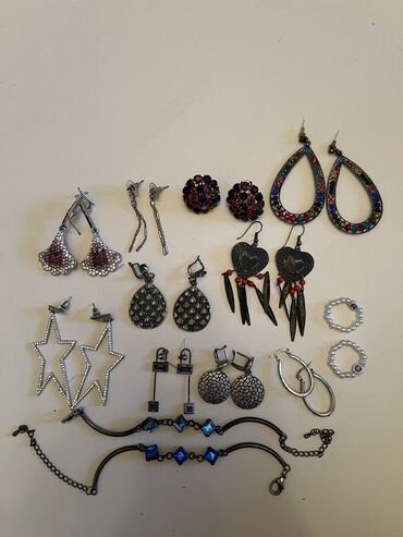 Sırğalar: Bijuteriya sırğalar. Hər şəkildəkinin Hamısı birlikdə 8 manat -da lalafo.az — 10 Sırğalar: Bijuteriya sırğalar. Hər şəkildəkinin Hamısı birlikdə 8 manat — 10