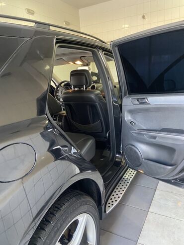Mercedes-Benz: Mercedes-Benz ML (W164) – qara rəngli, 5 qapılı premium SUV. Xarici — 13