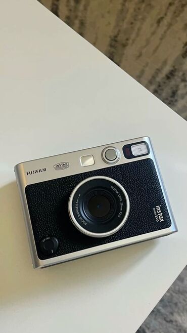 моментальный фотоаппарат: Гибридная моментальная камера Fujifilm Instax mini Evo - Стильный