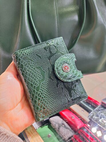 Кошельки: Компактный женский кошелёк с кнопочной застёжкой. Особенности: - — 12