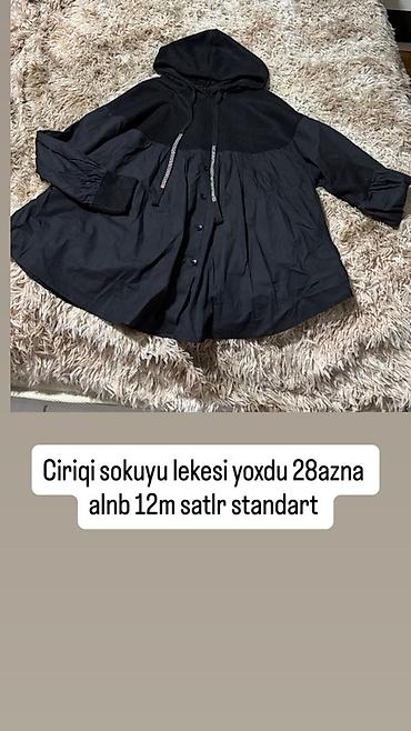 Qadınlar üçün qara kapüşonlu üst geyim. Yuxarı hissəsi trikotaj