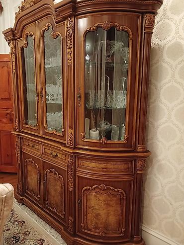 hamam ucun şkaf: Klassik üslubda, zərif oyma detallar və taxta naxışlarla işlənmiş iri — 1
