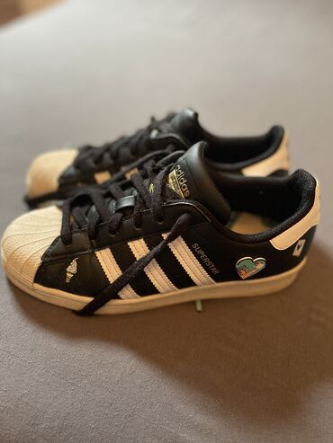 adidas superstar o: Super star kao nove broj 37/1/2 kupljene u Buzzu plaćene 12000