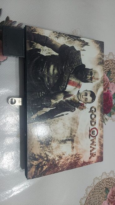 диспенсер для воды баку: PlayStation 2 Slim konsolu – God of War temalı üst örtük ilə. (cüzi