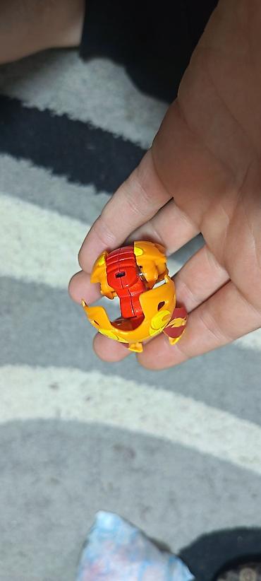 Oyuncaq fiqurlar: Bakugan top fiqur – Pyrus fraksiyası. Oyuncağın kodu şəkildə görünür — 5