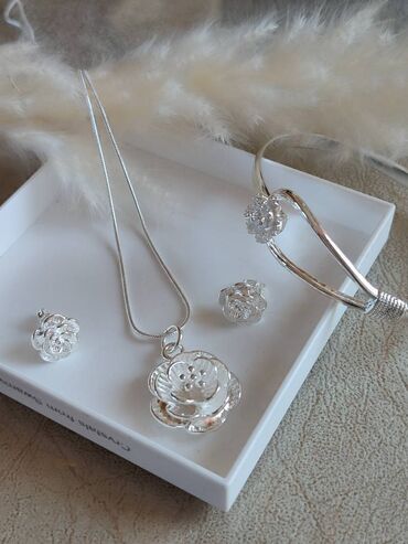 parfemske note: Set: Earrings, Bracelet, Necklace, Material: Silver