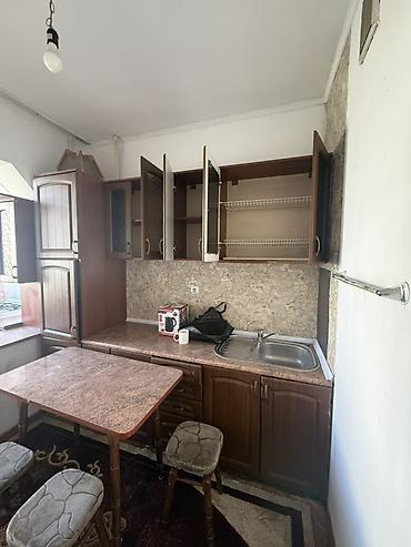 Кухонные гарнитуры: Срочно продается бу кухонный гарнитур + стол и 3 стула. Состояние — 1