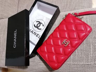 potrebno osoblje: Nov Chanel crveni novčanik sa kutijom, nekorišćen. Dobijen na poklon