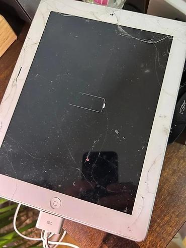 Apple: Apple iPad (bela/ crna maska) sa 30‑pin konektorom za punjenje. - — 2