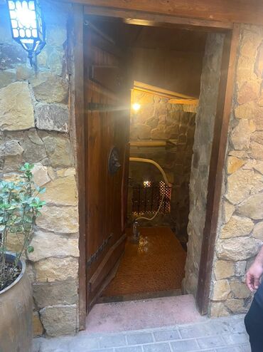 tualet bacoku: Daş divarları və taxta elementləri olan, özünəməxsus dizaynlı restoran
