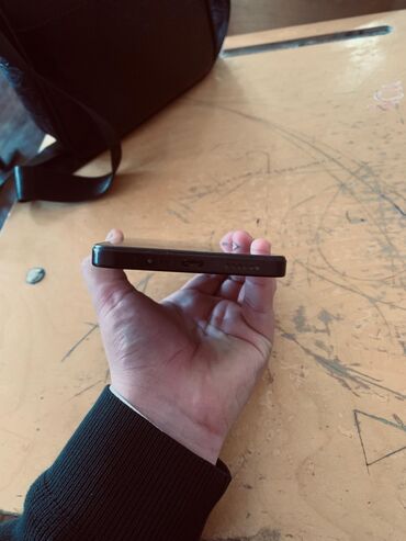 Другие мобильные телефоны: Смартфон с плоским дисплеем и центральным отверстием под фронтальную — 3