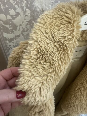 женские шубы из каракуля: Teddy üslubunda uzun xəz palto - Rəng: bej/şampan - Material: yumşaq