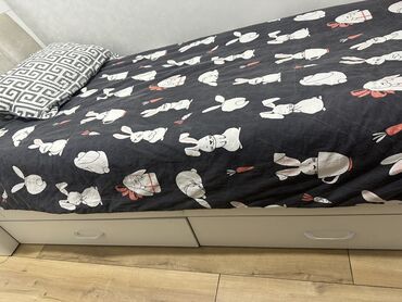детскую кровать и письменный стол: Односпальная кровать с мягким изголовьем и выдвижными ящиками для