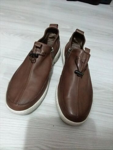 Ayaqqabılar: Məhsul: Kişi ayaqqabıları – 2 cüt, qəhvəyi rəng 1) Klassik slip-on — 3