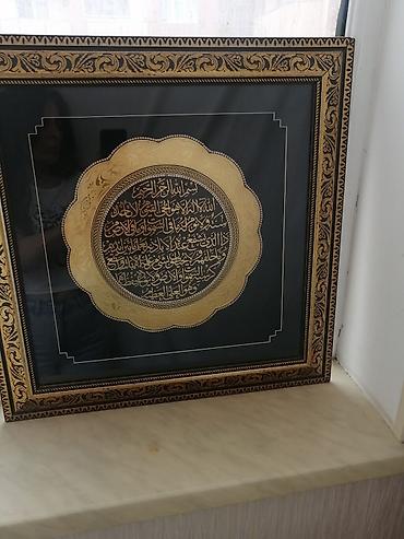 divar peci: Zərif islam kalioqrafiyası ilə bəzədilmiş çərçivəli dekorativ tablo — 1