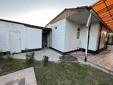 Продажа коттеджей и домов: Продаётся двухэтажный жилой дом с благоустроенным двором. Участок 5 — 10