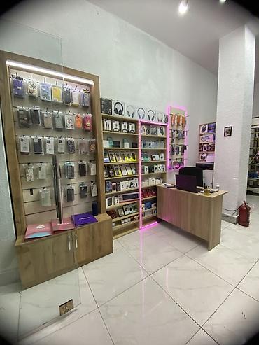 vitrin paltar: Telefon aksesuarları və elektronik məhsullar mağazası üçün vitrin və — 1