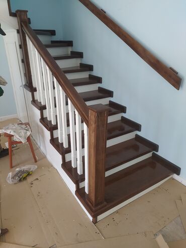 Деревянные лестницы: Деревянная лестница с окрашенными ступенями и белыми балясинами — 19