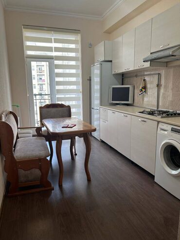 Uzunmüddətli kirayə mənzillər: Yasamal rayonu midada 9 mertebeli binanın 6-cİ mərtəbəsində yerləşən — 5