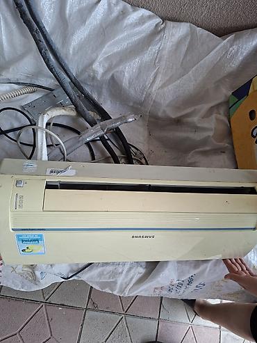 Kondisionerlər: Samsung split tipli kondisionerişlək vəziyyətdə,qazı üstündə. Model — 2
