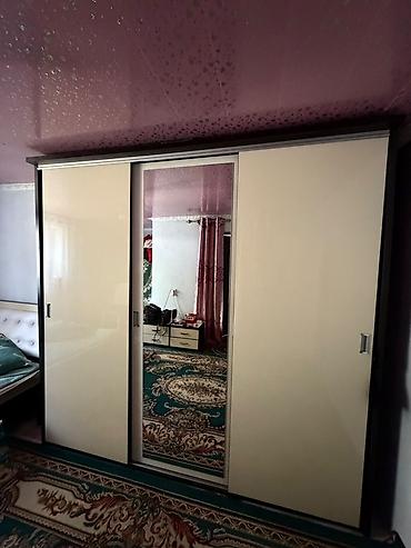Спальные гарнитуры: Шкаф-купе с зеркальной центральной дверью и двуспальная кровать с — 1