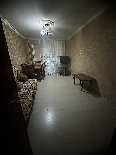 yevlax makler: 3 otaqlı mənzil – interyer təsviri - Giriş: Ağ çərçivəli güzgü və iki — 2