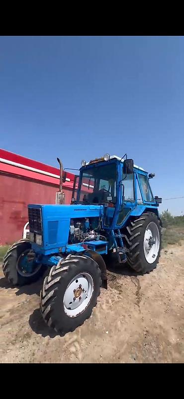 gen: Mavi rəngli təkərli traktor və yan vurulan diskli otbiçən qoşqu — 1