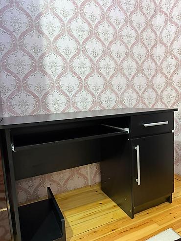işlənmiş ofis stolu: Komputer masası. Ünvan Biləcəri DSK yolu — 3