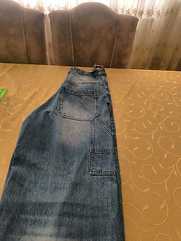 Kişi geyimləri: Cins şalvar, Bershka — 2
