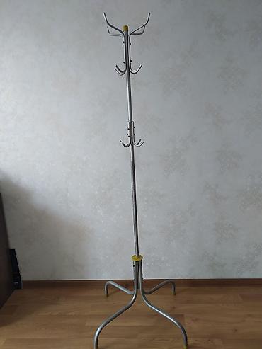 paltar sermek ucun: 12 asilqani olan Metall asqılıq – döşəməyə qoyulan model - Material — 1