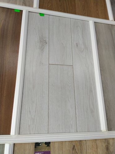 dik taxta qiymeti: Açıq boz tonlarda, ağac naxışlı laminat döşəmə paneli. - Rəng/üslub