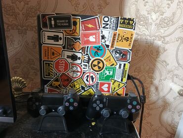 PS4 (Sony Playstation 4): PlayStation 4 oyun konsolu, iki ədəd Dualshock 4 oyun idarəetmə cihazı