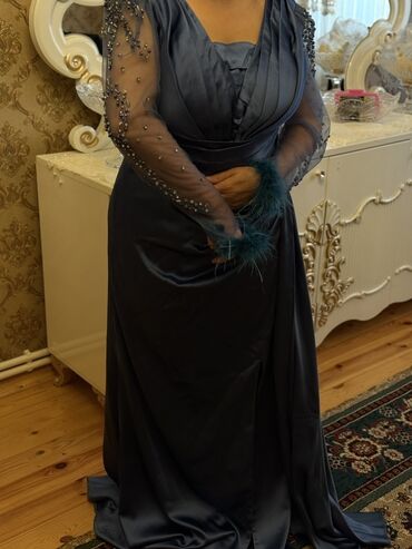 Ziyafət donları: Göy atlas ziyafət donu satılır. Xanım artıq çəki verdiyinə görə paltar — 9