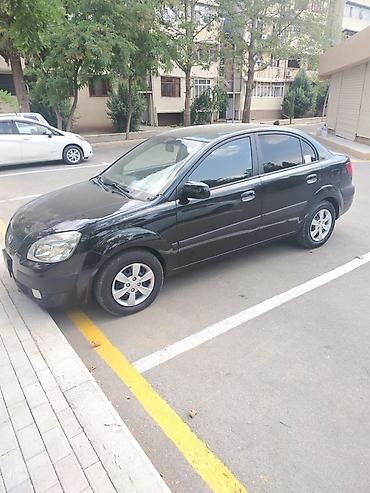 kia rio farası: Kia Rio sedan – qara rəng, kompakt və qənaətcil şəhər avtomobili — 2