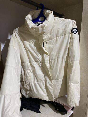 зимние джинсовые куртки женские: Куртка брала 2500
Размер стандарт 
Отдам за 700 с