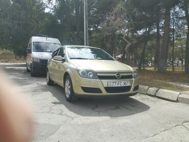 Opel: Opel Astra H – 5 qapılı hetçbek - Korpus: 5 qapılı, açıq-yaşıl rəng - — 2